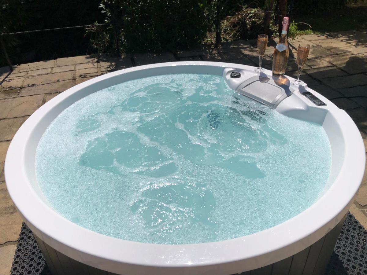 Little Gem With Private Hot Tub - Up To 25 Percent Off Ferry Apartman Shanklin Kültér fotó