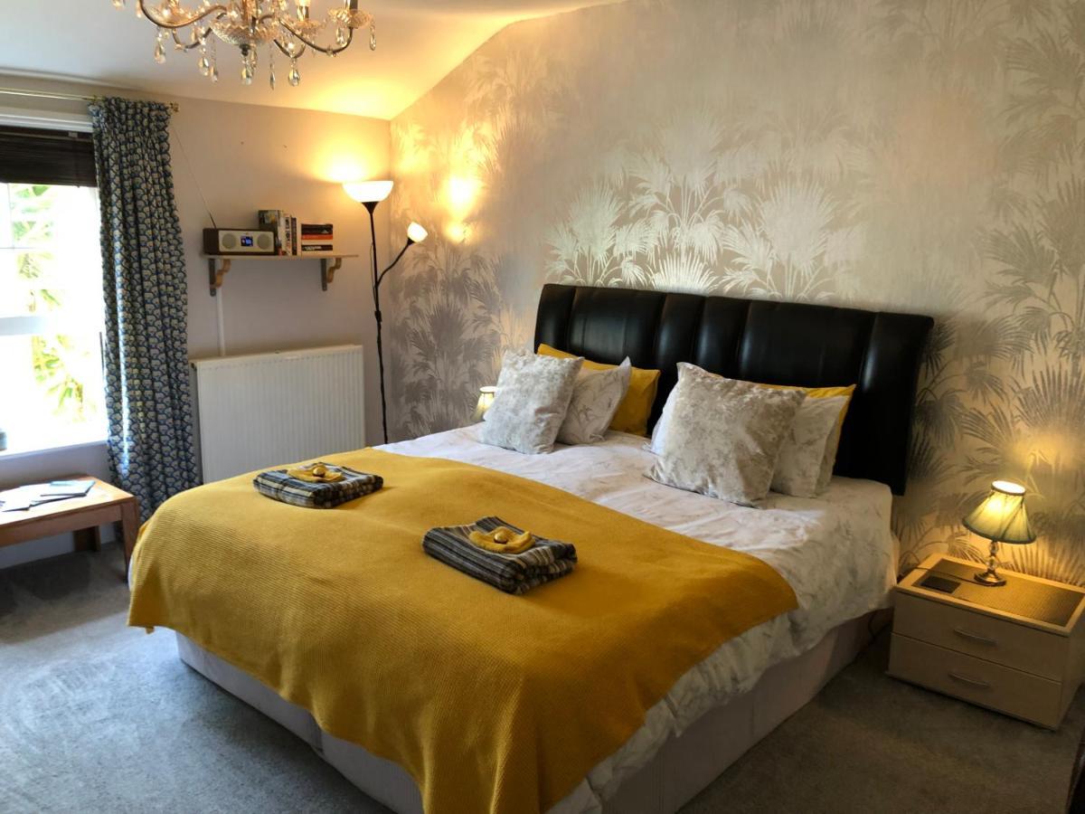 Little Gem With Private Hot Tub - Up To 25 Percent Off Ferry Apartman Shanklin Kültér fotó