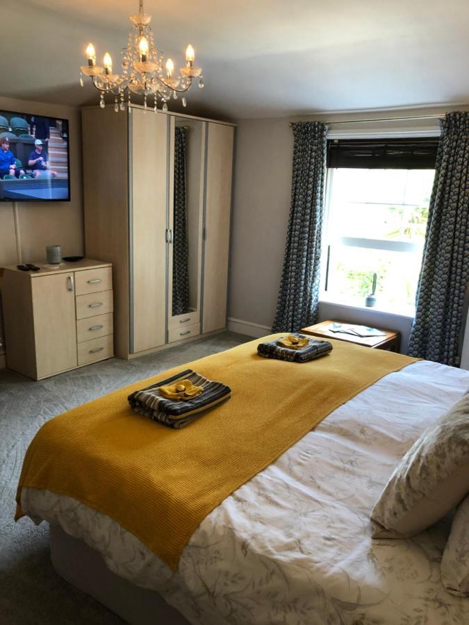 Little Gem With Private Hot Tub - Up To 25 Percent Off Ferry Apartman Shanklin Kültér fotó