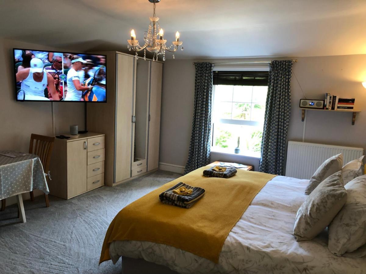 Little Gem With Private Hot Tub - Up To 25 Percent Off Ferry Apartman Shanklin Kültér fotó