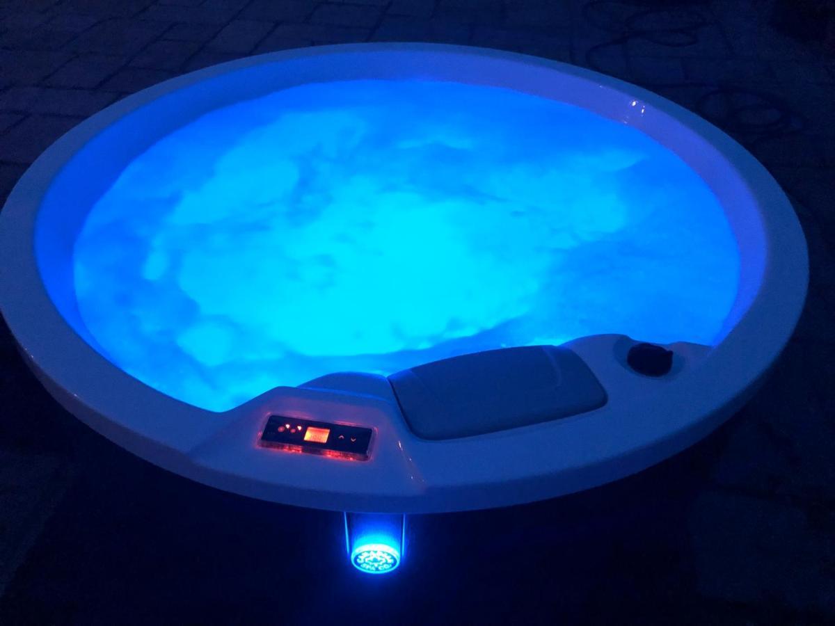 Little Gem With Private Hot Tub - Up To 25 Percent Off Ferry Apartman Shanklin Kültér fotó